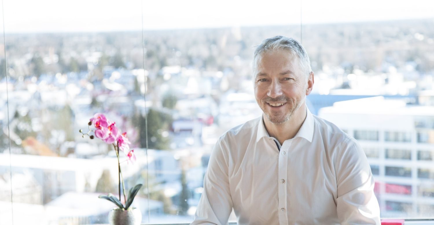 Lächelnder Mann mit Fensterblick